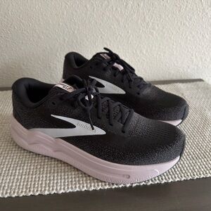 Brooks Women's Ghost Max 2  Black and Light Pink Athletic Shoes NWOT